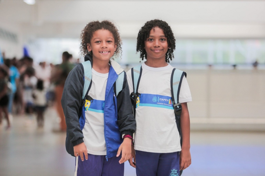 Itapevi entrega novos uniformes e kits escolares para alunos do município 