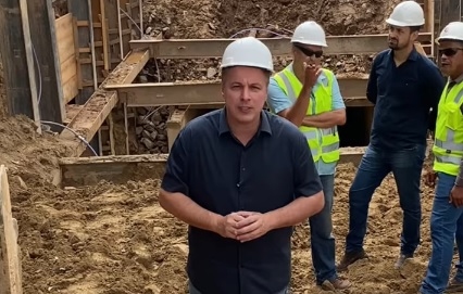 Igor Soares vistoria as obras de canalização do Córrego Vale do Sol