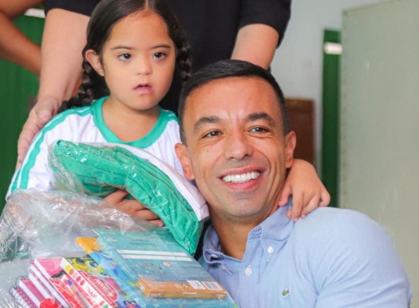 Rogério Lins inicia entrega de uniforme e material escolar para os alunos