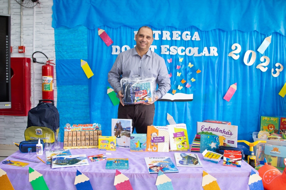 Prefeito Marcos Tonho promove entrega de 32 mil kits de material escolar