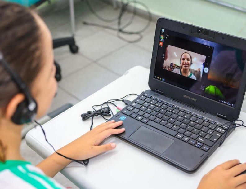 Rogério Lins inicia entrega de notebooks para alunos da rede municipal