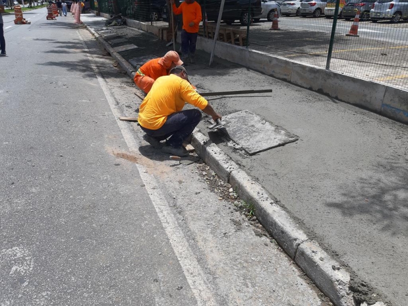 Barueri reconstrói e alarga calçada em Alphaville