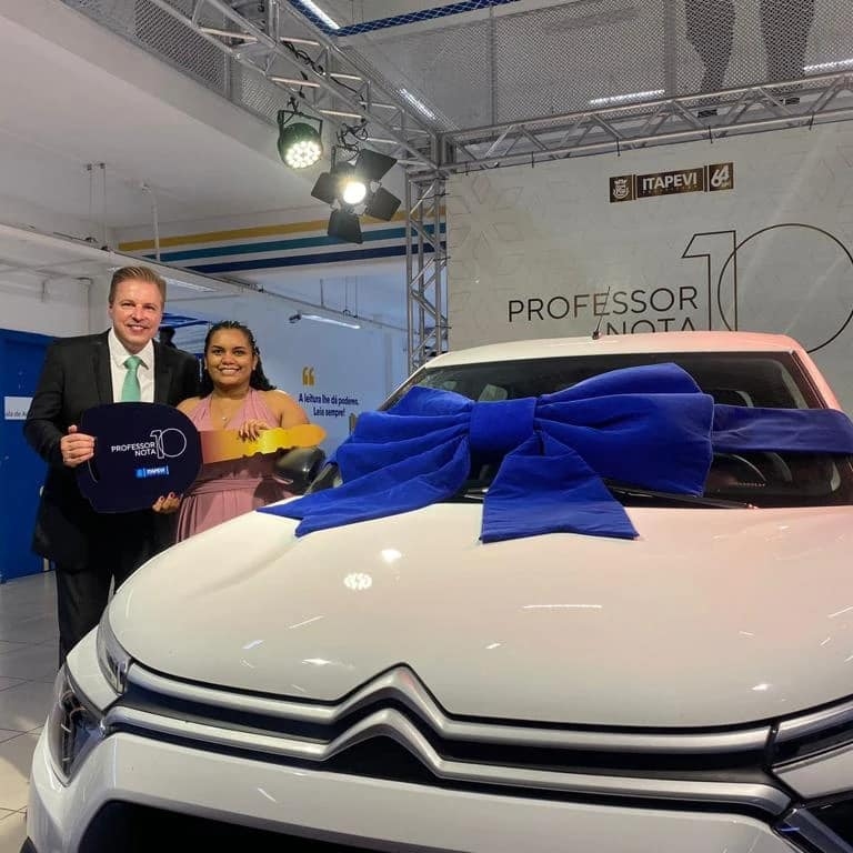 Igor Soares entrega prêmios para os vencedores do Prêmio Professor Nota 10