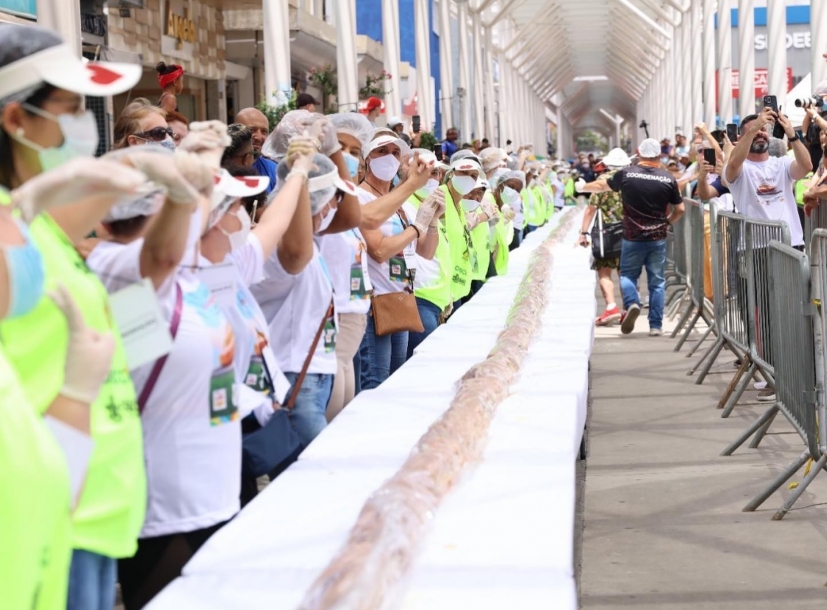 Cachorro-quente gigante atrai milhares de pessoas em Osasco 