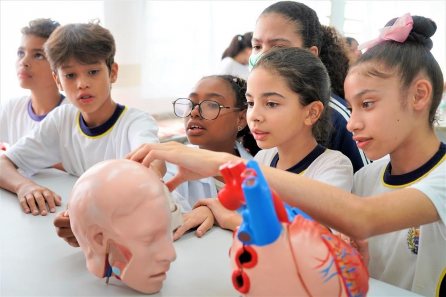 Furlan promove novos laboratórios de ciências para os alunos de Barueri  