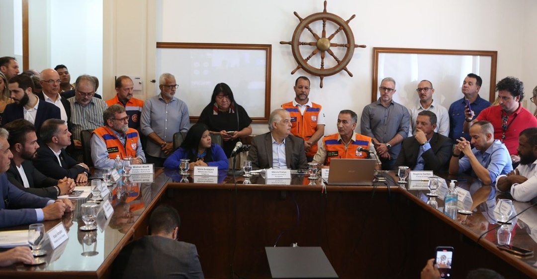 Ministros articulam soluções para efeitos das chuvas com 12 prefeitos do litoral paulista