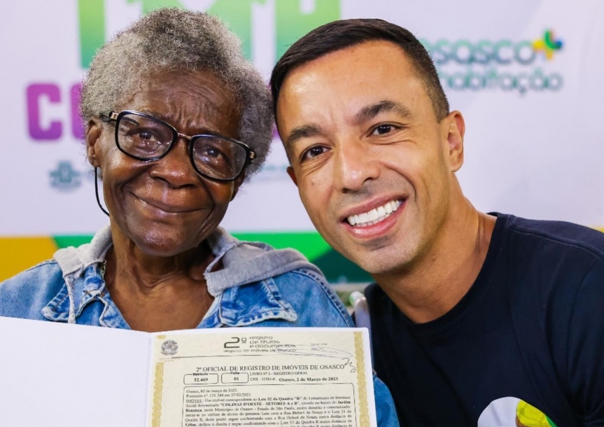 Rogério Lins entrega títulos de propriedade aos moradores de Osasco 