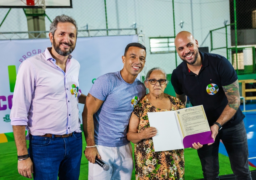 Lins entrega títulos de propriedade para famílias da Área Montalverne 