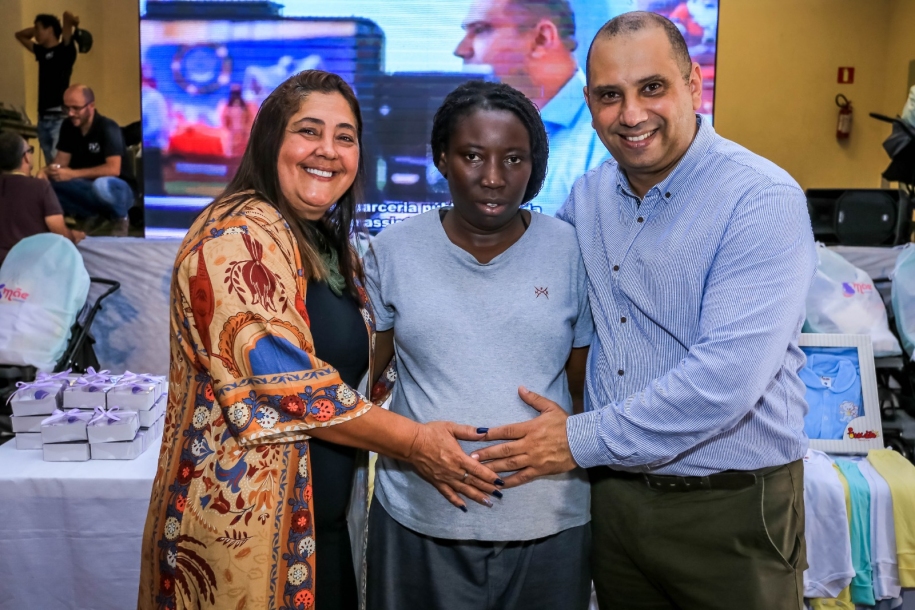 Marcos Tonho entrega cerca de 90 kits novos do Programa Mãe Parnaibana 