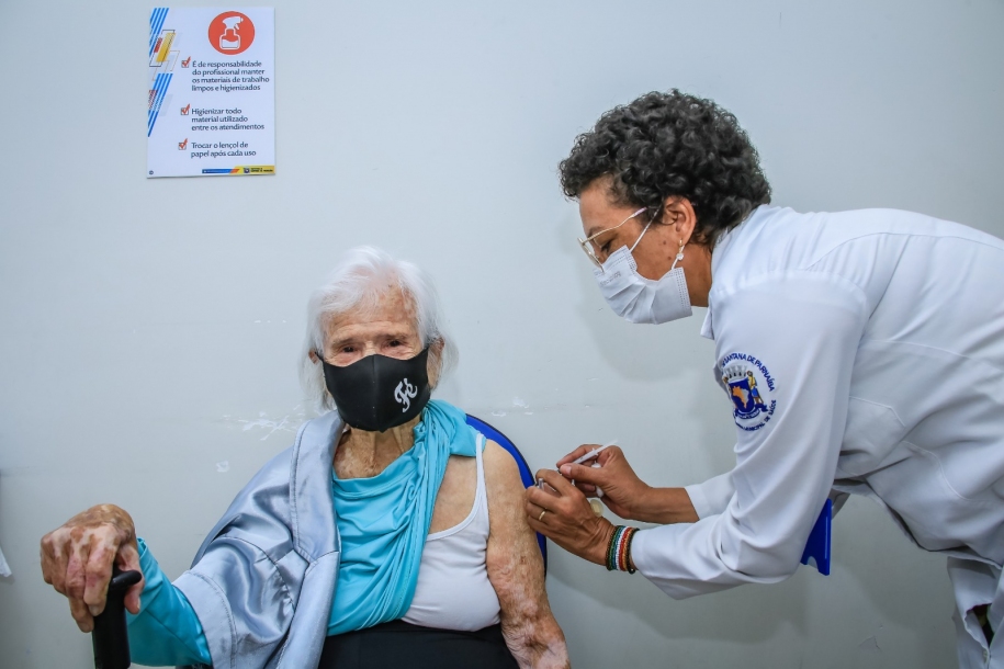 Parnaíba começa aplicar vacina bivalente para idosos acima de 60 anos 