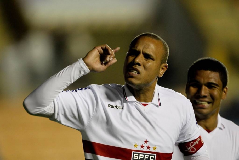 Santos espera rescisão na China para aumentar proposta a Luis Fabiano