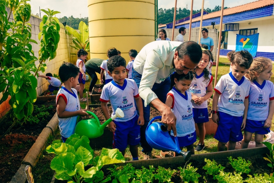 Projeto Semeia Cajamar incentiva os alunos ao plantio de hortaliças 