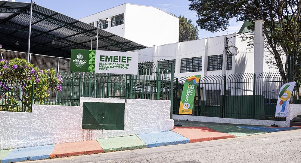 Prefeito Rogério Lins entrega reforma da EMEIEF do Km 18