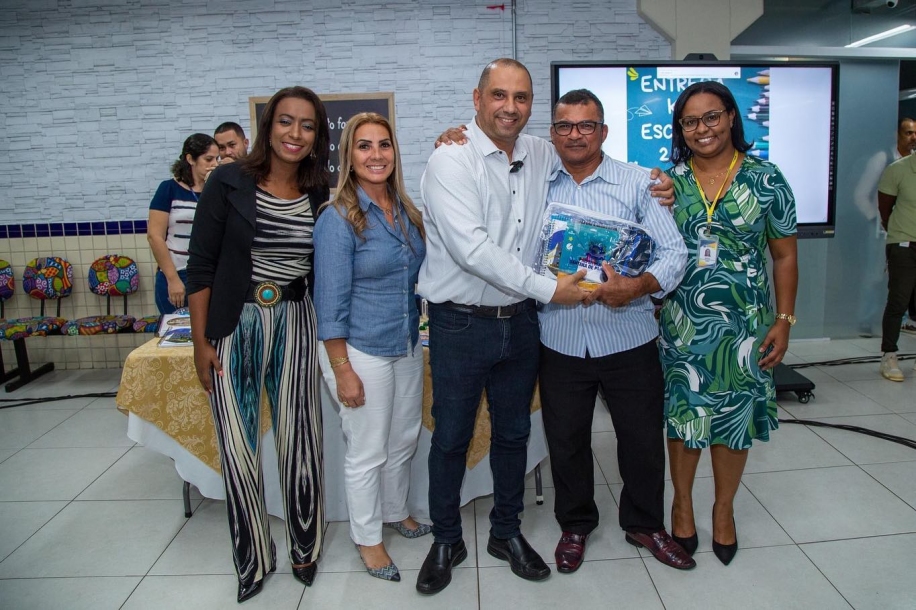 Prefeito Marcos Tonho entrega kits de material escolar para alunos do EJA