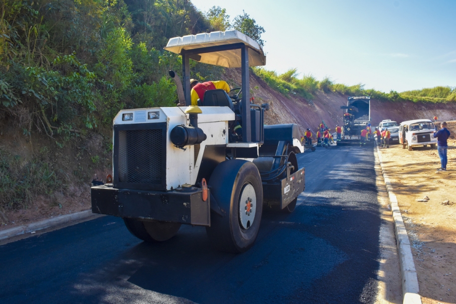 Programa Asfalta Cajamar segue no bairro Juripari
