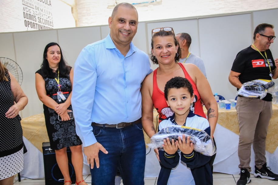 Marcos Tonho começa entrega de uniforme escolar a 32 mil alunos