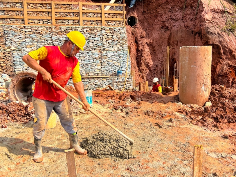 Rua Campos do Jordão recebe obras para prevenir alagamento 