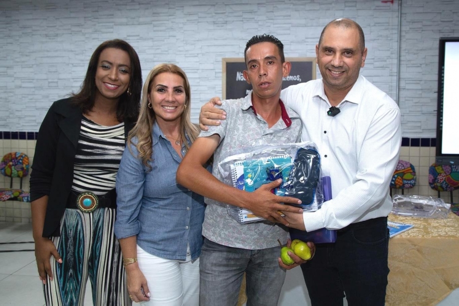 Marcos Tonho entrega Kits de material escolar a alunos do EJA 