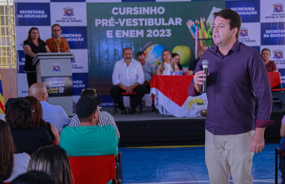 Aula inaugural de cursinho pré-vestibular reúne 300 estudantes