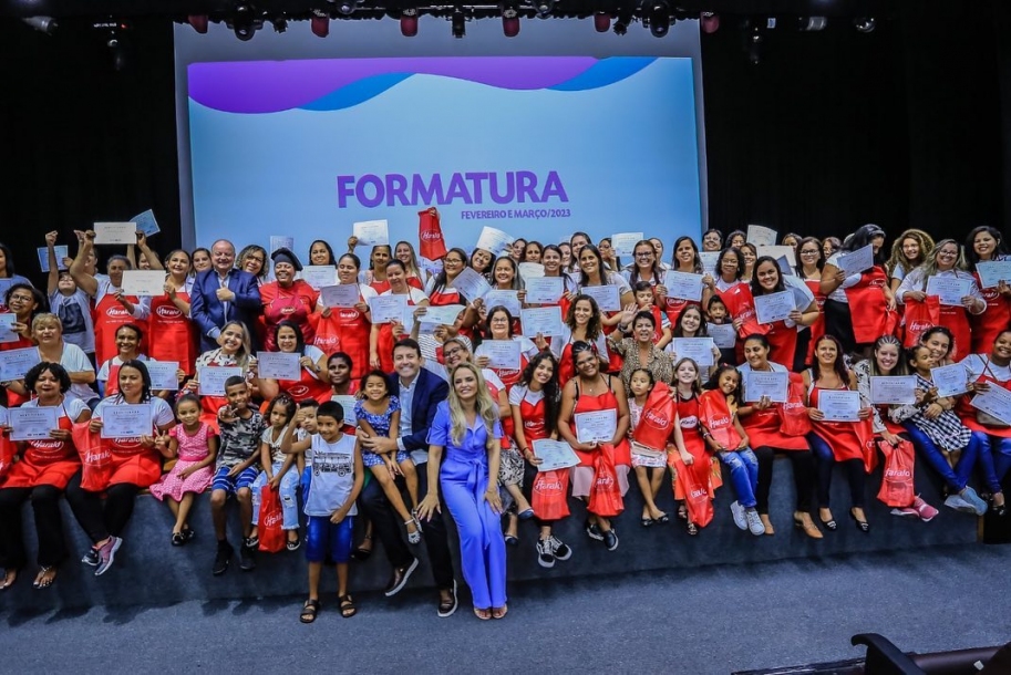 Parnaíba entrega certificados para mais de 300 alunas dos cursos profissionalizantes