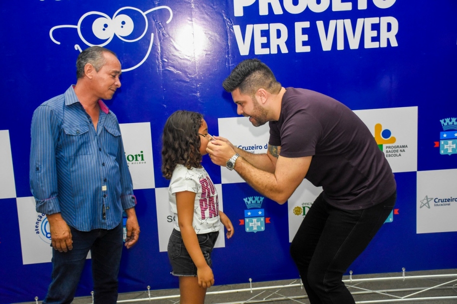 Danilo Joan entrega óculos de grau para 80 alunos de Cajamar