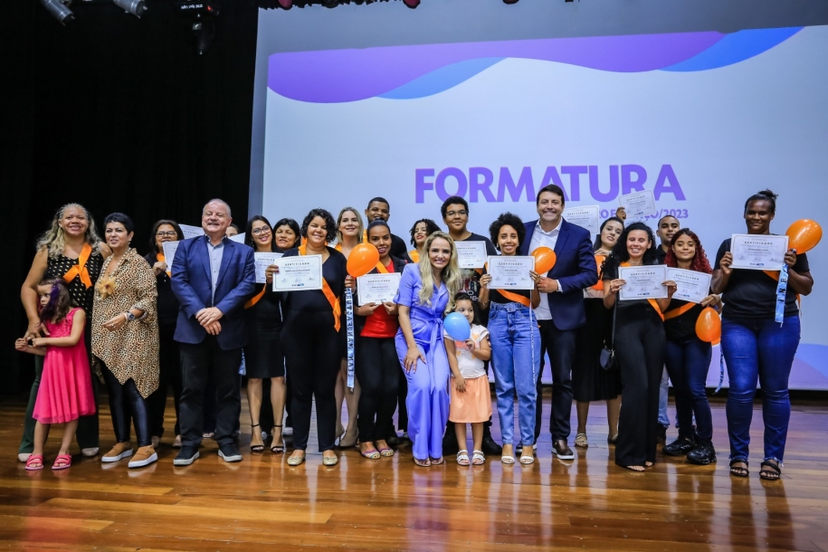 Elvis e Selma entregam cerca de 400 certificados de cursos profissionalizantes 