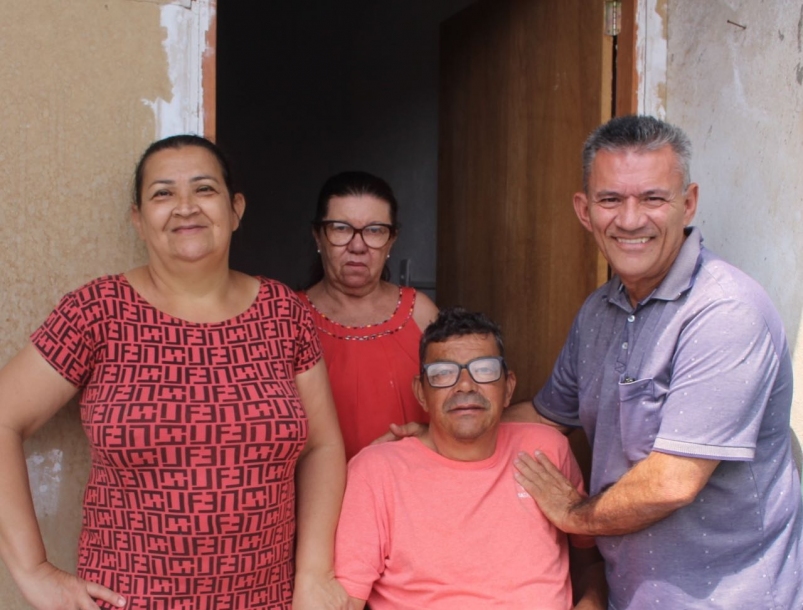 Vereador Tarcísio Carvalho visita moradores da Rua Cosmorama 