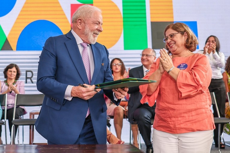 Lula sanciona leis que ampliam proteção e combate à violência contra a mulher