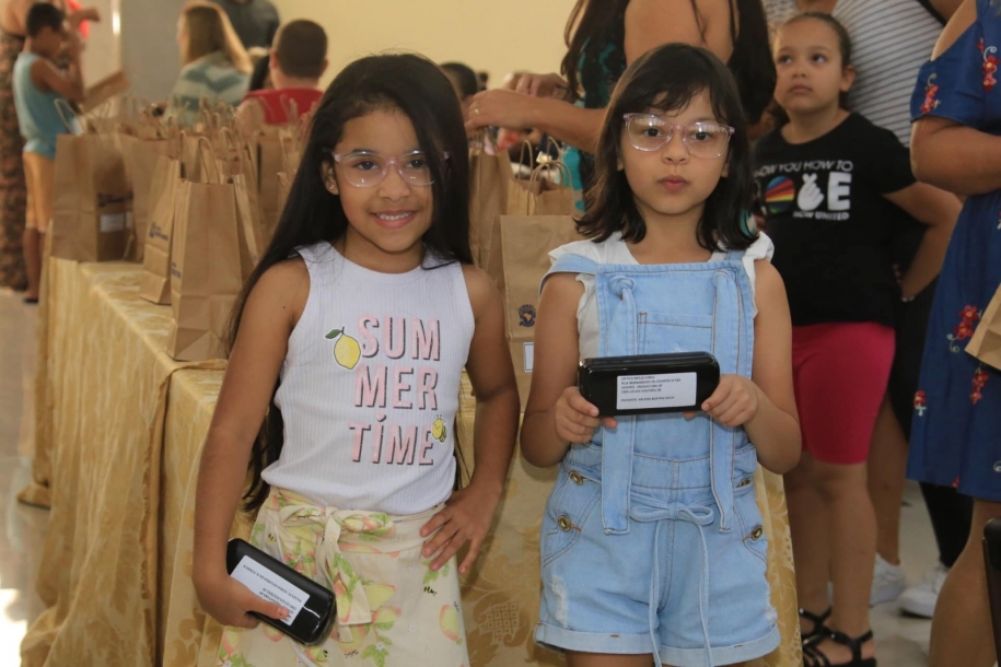 Projeto Águia entrega 75 óculos para alunos da rede pública de Parnaíba