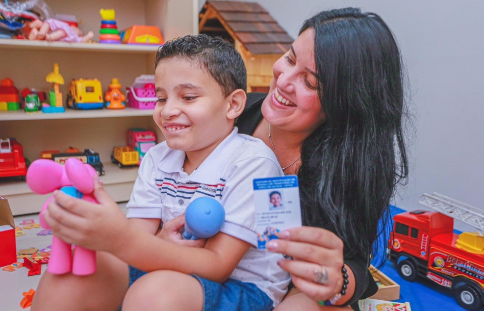 Pessoas com autismo recebem carteira de identificação CIPTEA