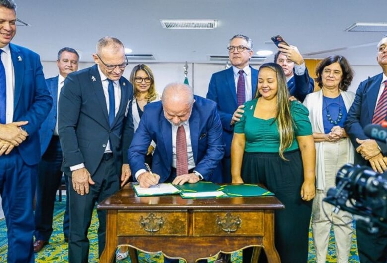 Lula assina projeto de lei que garante R$ 7,3 bi para piso da enfermagem