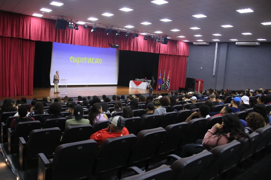 Alunos de Santana de Parnaíba participam de palestra para ingresso em faculdades