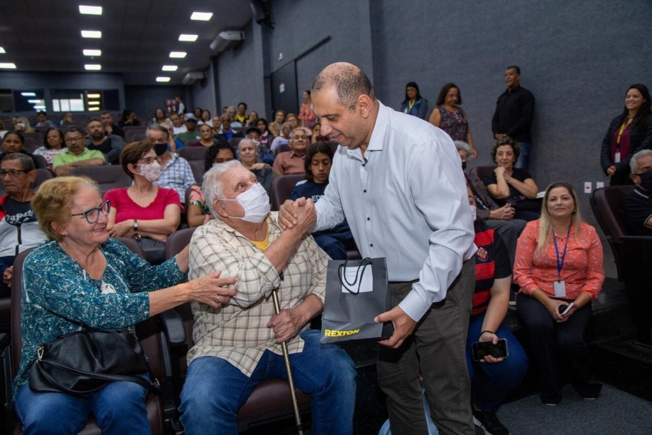 Prefeito Marcos Tonho entrega mais de 130 aparelhos auditivos gratuitamente