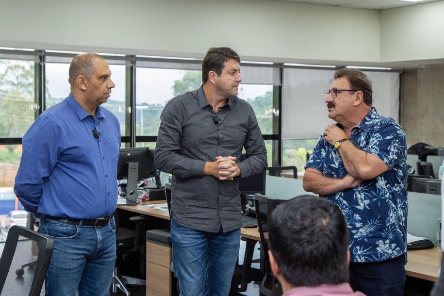 Marcos Tonho e Elvis Cezar recebem a visita do apresentador Ratinho  