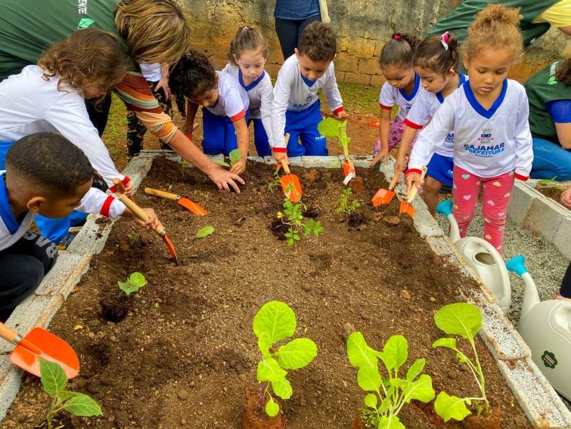 Projeto Semeia Cajamar inaugura horta na EMEB Marcelo Ricomini