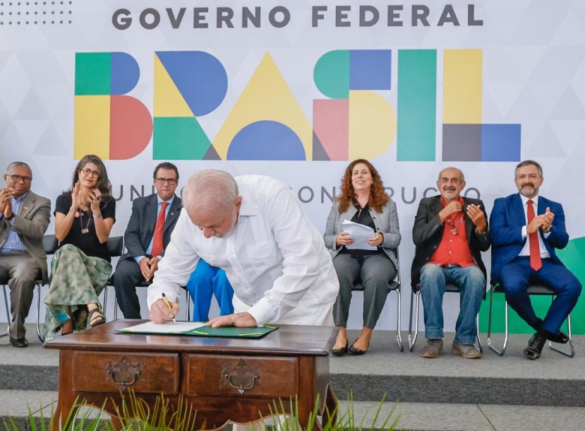 Presidente Lula sanciona reajuste de 9% aos servidores públicos federais