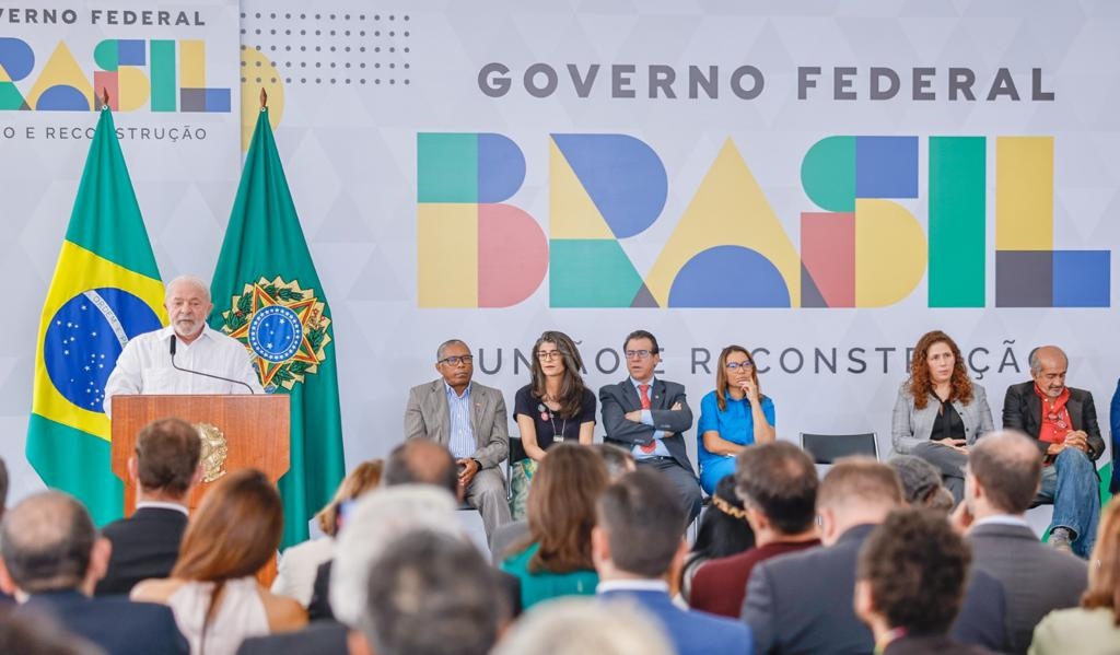 Presidente Lula oficializa reajuste de 9% a servidores e celebra retorno do diálogo
