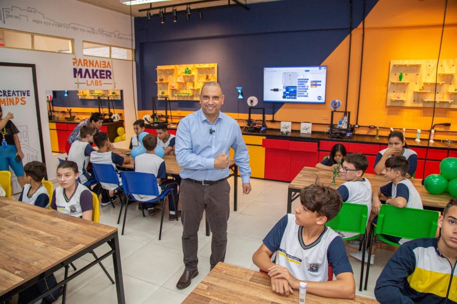 Prefeito Marcos Tonho inaugura 1ª Sala Maker no Colégio Alba de Mello 