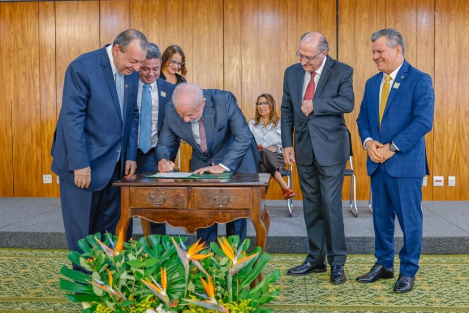 Lula assina decreto que garante mais autonomia ao Centro de Bionegócios da Amazônia