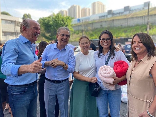 Rubens Furlan e Beto Piteri entregam cobertores e agasalhos na Vila Márcia