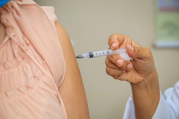 Santana de Parnaíba aplica vacina Bivalente em maiores de 18 anos