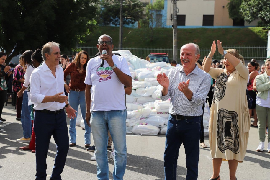 Furlan e Piteri realizam mais uma distribuição da Campanha do Agasalho no Bairro dos Altos