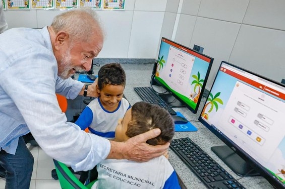 O Brasil só vai para a frente se investir em educação, diz Lula