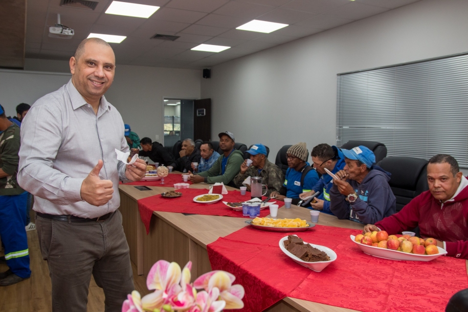 Prefeito Marcos Tonho promove café da manhã em comemoração ao Dia do Gari