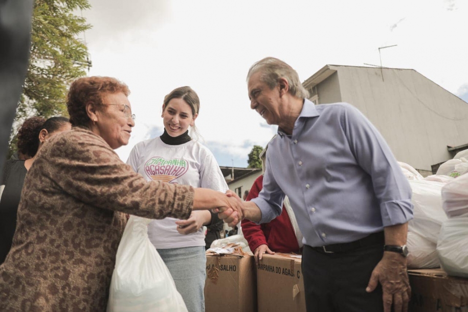Prefeito Rubens Furlan entrega cobertores e agasalhos no Jardim Paulista