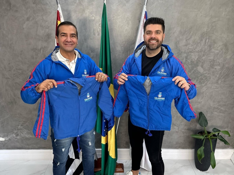 Danilo Joan entrega jaquetas de inverno para os alunos do Colégio do Futuro