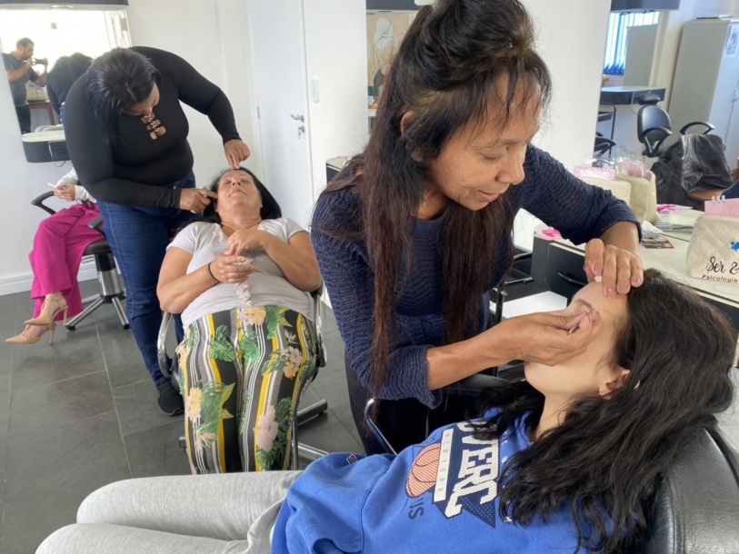 Fundo Social de Cajamar capacita mulheres na arte de Design de Sobrancelhas