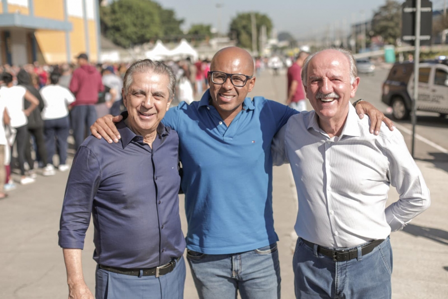 Furlan e Piteri realizam nova distribuição da Campanha do Agasalho no Jardim Belval