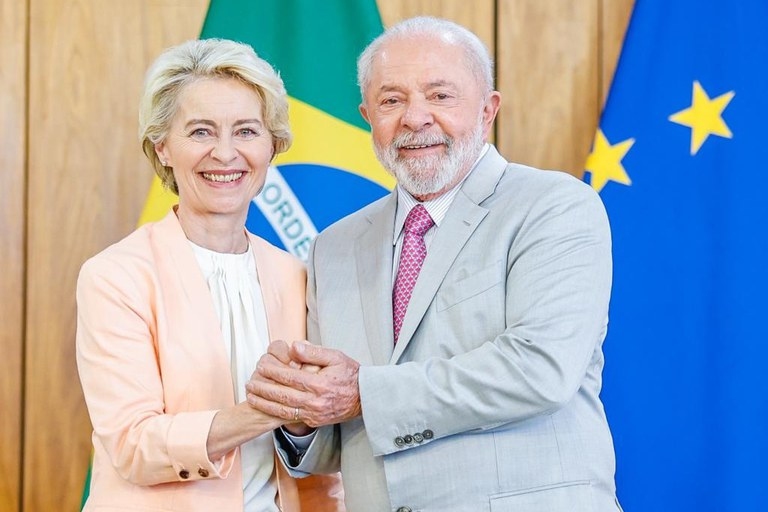Lula e presidenta da Comissão Europeia falam sobre meio ambiente e acordo comercial