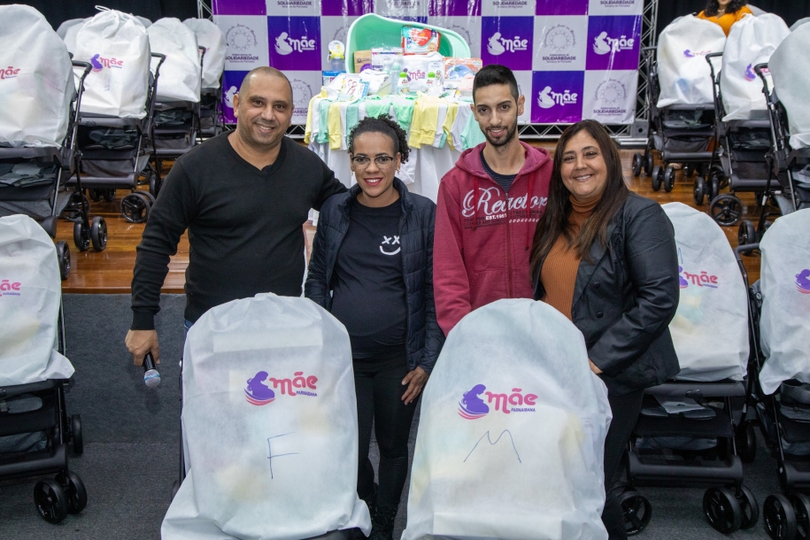 Marcos Tonho e Vanessa Ferreira entregam mais de 140 kits do Programa Mãe Parnaibana